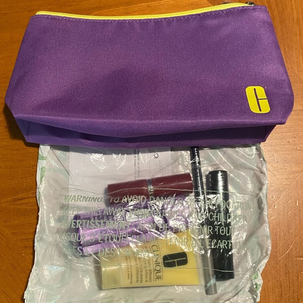 Clinique Makeup/Skincare Set with Cosmetic Bag - Picture 2 of 10